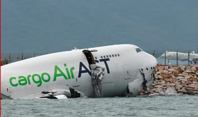 হংকংয়ে ভয়াবহ দুর্ঘটনা: রানওয়ে থেকে ছিটকে সমুদ্রে কার্গো বিমান, নিহত ২