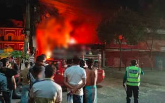 সিলেটে মধ্যরাতে গাড়ির গ্যারেজে ভয়াবহ অগ্নিকাণ্ড, পুড়ে গেল ৮ গাড়ি ও মোটরসাইকেল