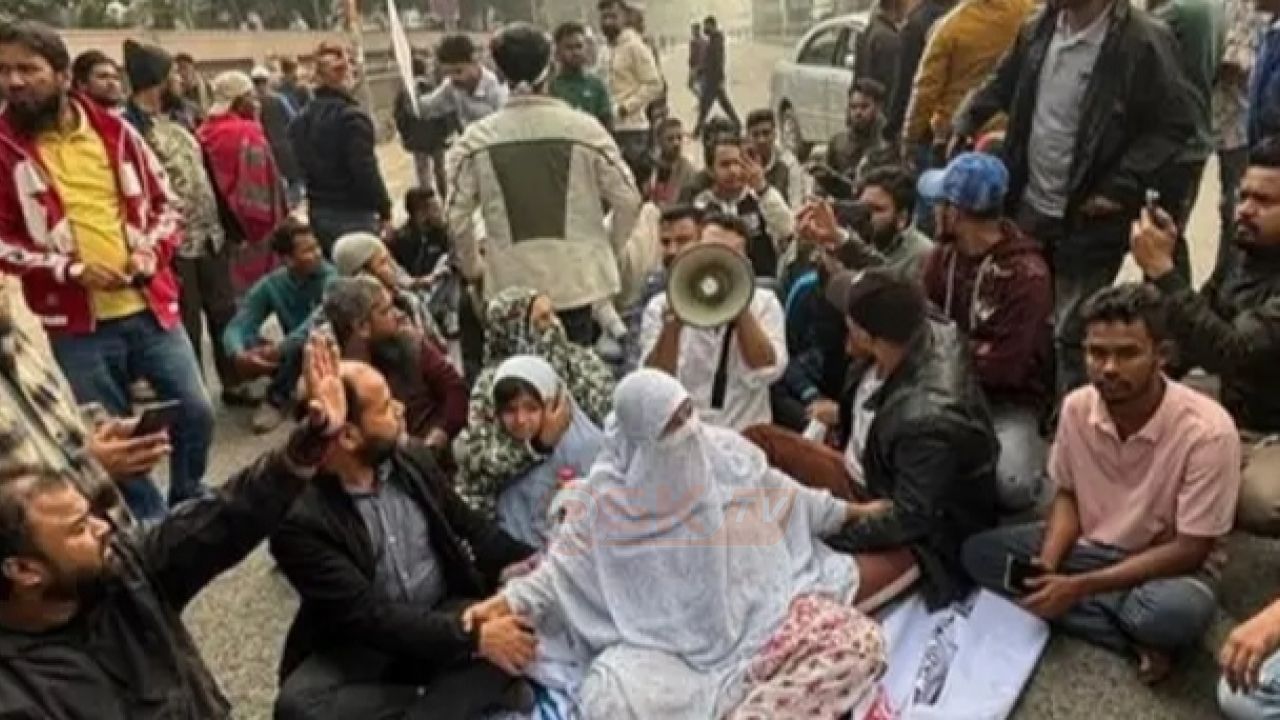 কারওয়ান বাজারে মোবাইল ফোন ব্যবসায়ীদের অবরোধ