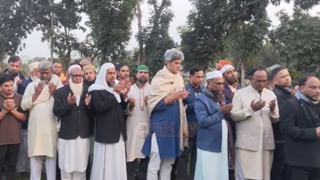 বাবার মৃত্যুবার্ষিকীতে কবর জিয়ারত করলেন জোনায়েদ সাকী