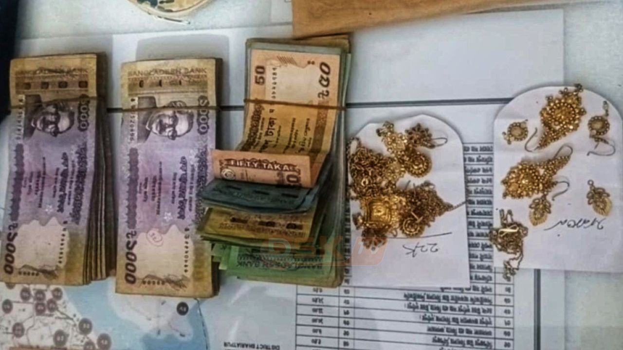 মতলবে খড়ের গাদায় মিলল টাকা, ৬ ভরি স্বর্ণালঙ্কার