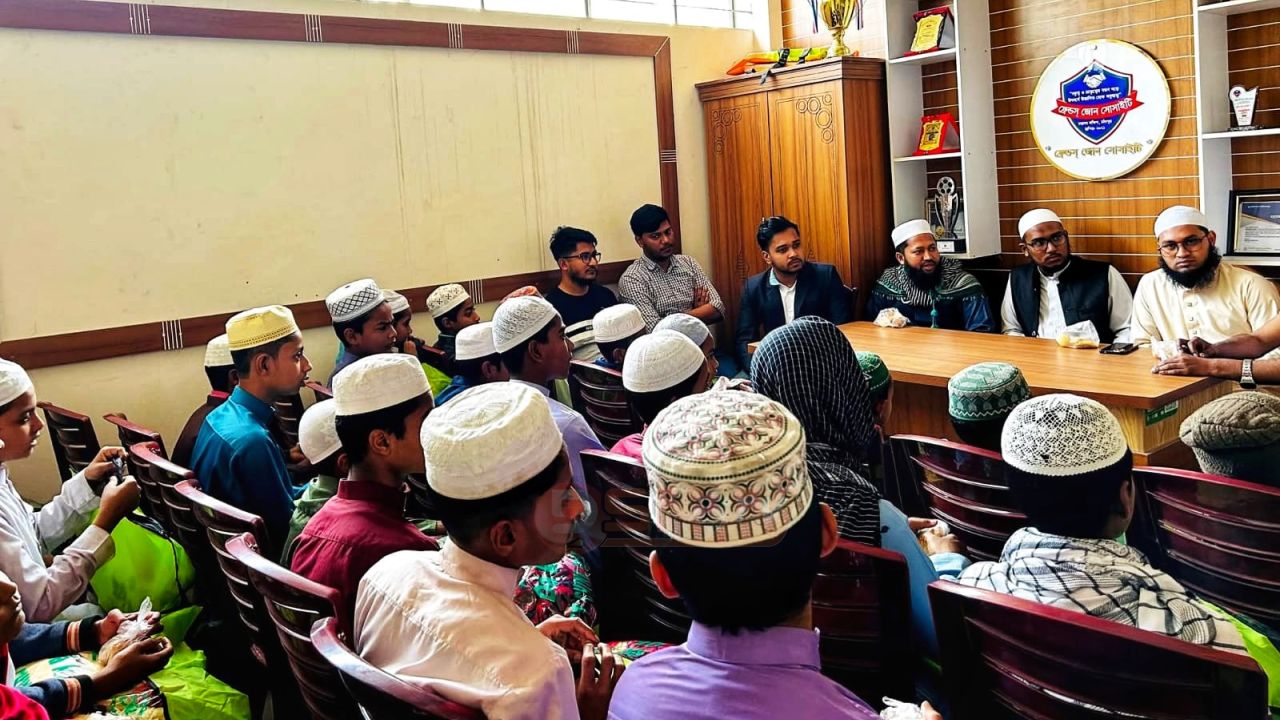 মতলবে এতিম শিক্ষার্থীদের ফ্রেন্ডস্ জোন সোসাইটির শীতবস্ত্র বিতরণ 