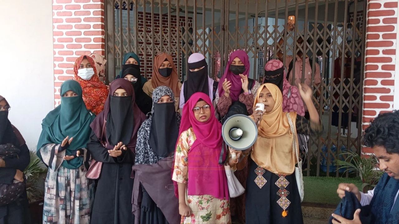 শাকসু নির্বাচনের দাবিতে শাবিপ্রবির প্রশাসনিক ভবনে তালা, শিক্ষার্থীদের বি'ক্ষোভ