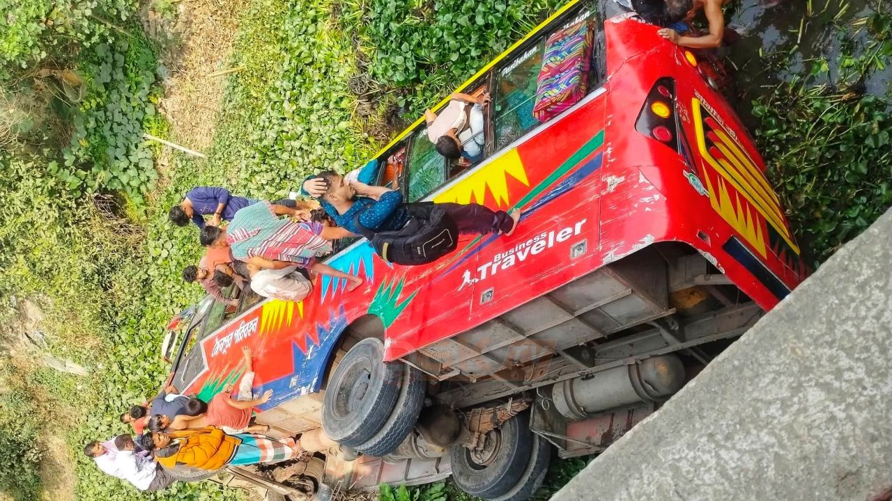 মতলব রুটে ম'রণঘা'তী বাস নিয়ে আ'ত'ঙ্কিত জনজীবন, আ'হত ১৭ 