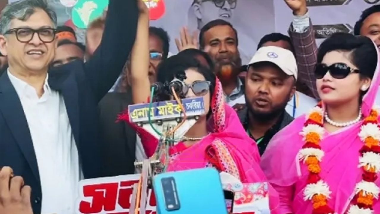 এদেশের মেয়েরা খালেদা জিয়া হতে চায় —