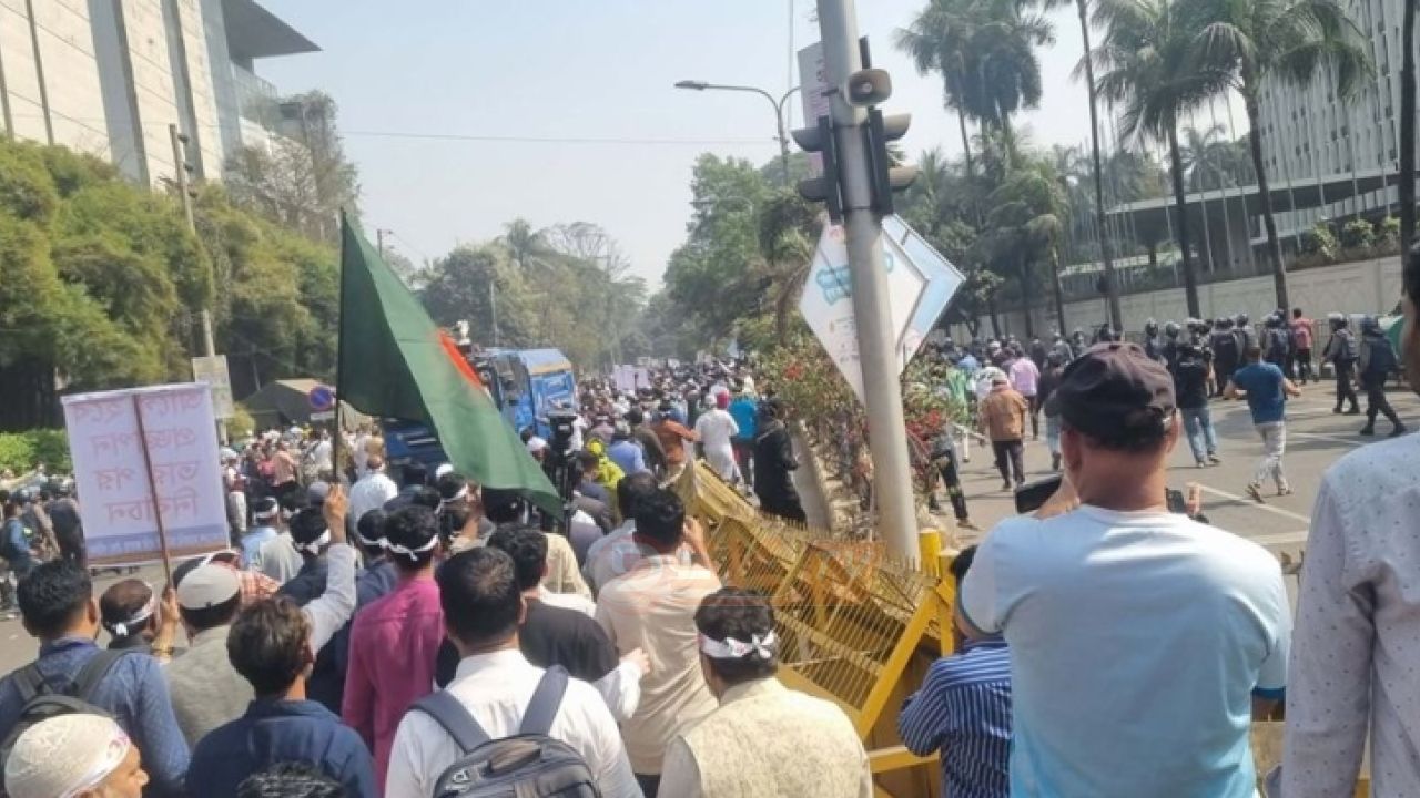ব্যারিকেড ভে'ঙে যমুনা অভিমুখে সরকারি চাকরিজীবীদের মিছিল