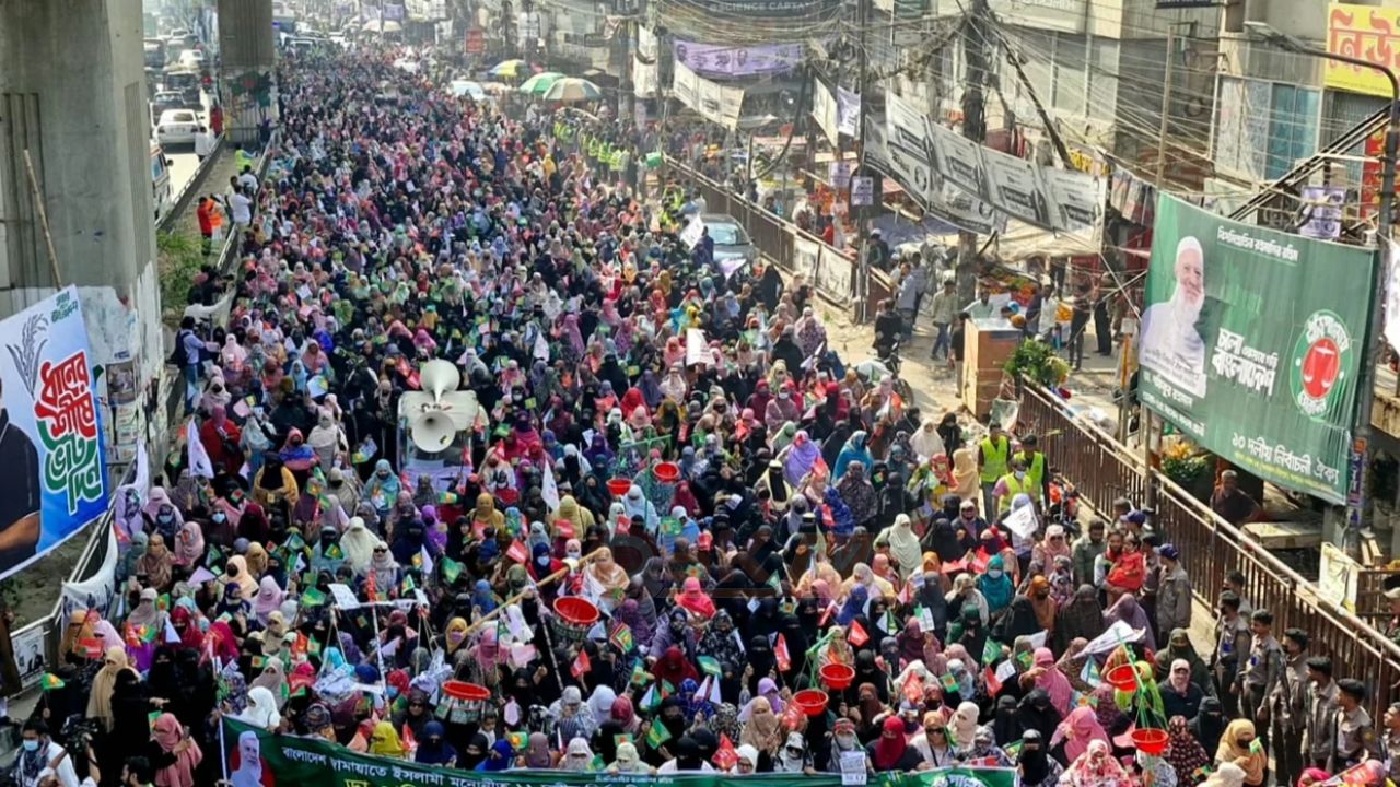 জামায়াত আমিরের পক্ষে ভোট চেয়ে মিরপুরে বিশাল নারী মিছিল