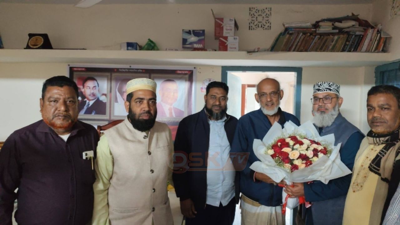 পরাজিত বিএনপি প্রার্থীকে ফুল দিয়ে বরণ করলেন বিজয়ী জামায়াত নেতা