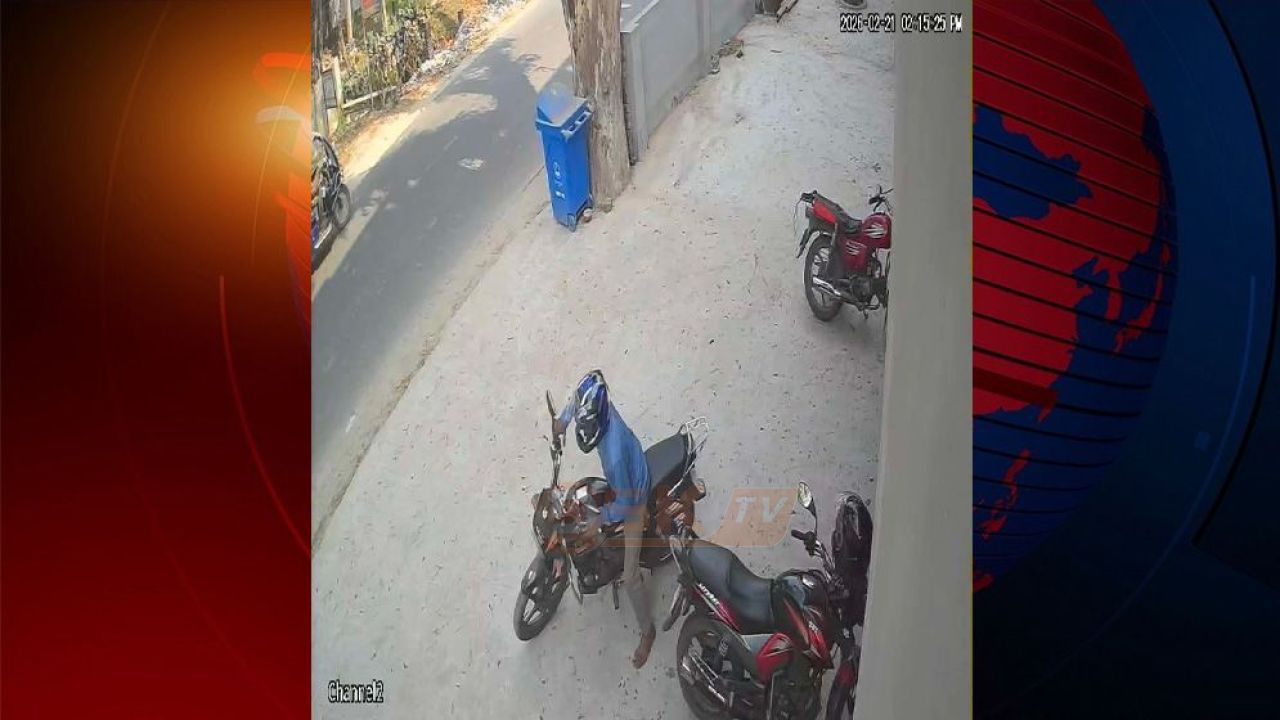 সাতক্ষীরায় জামায়াত নেতার মোটরসাইকেল চু'রি, স্টার্ট দিতে না পেরে সড়কে ফেলে পালালো চোর