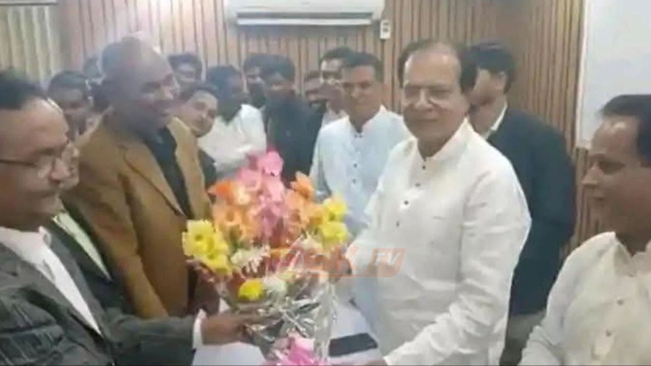 রাতের আঁধারে ত্রাণ মন্ত্রীকে আ.লীগের দুই নেতার ফুলেল শুভেচ্ছা