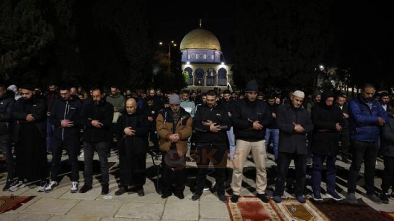 ইস'রাই'লের চেকপোস্ট পেরিয়ে আল আকসায় ৫০ হাজার ফি'লিস্তি'নির তারাবি আদায়