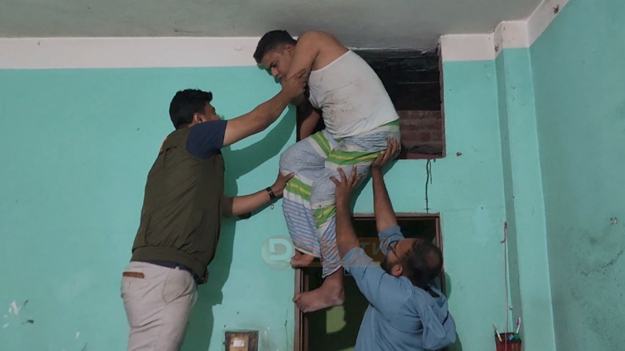 পালিয়েও হলো না শেষরক্ষা: বাথরুমের ফলস ছাদে লুকিয়ে থাকা আ'সামি গ্রে'প্তার