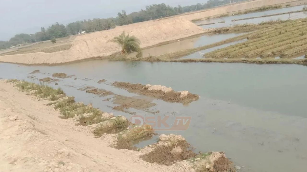 সীতাকুণ্ড-এ নির্বিচারে সাগর থেকে বালু উত্তোলন, ইউএনও কার্যালয়ে জেলেদের বি'ক্ষোভ