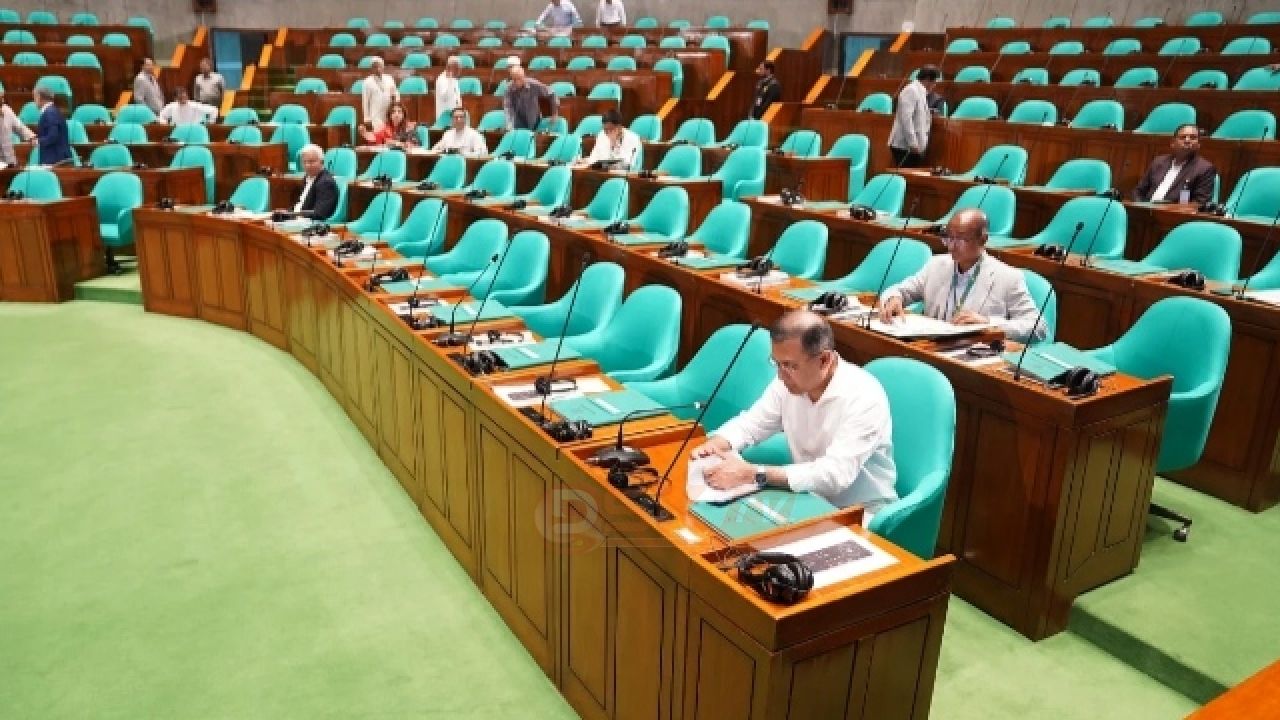 পাঁচ মিনিট আগেই সংসদের অধিবেশনে প্রবেশ করেন প্রধানমন্ত্রী