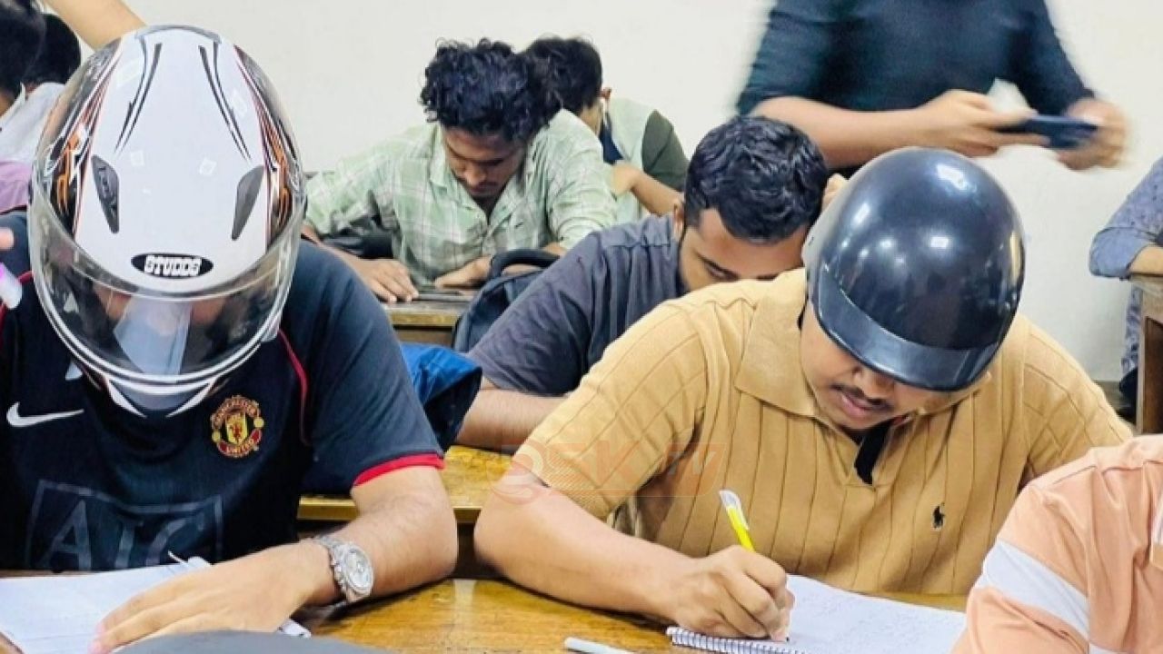 নিরাপত্তা শ'ঙ্কায় হেলমেট পরে পরীক্ষার হলে জবি শিক্ষার্থীরা