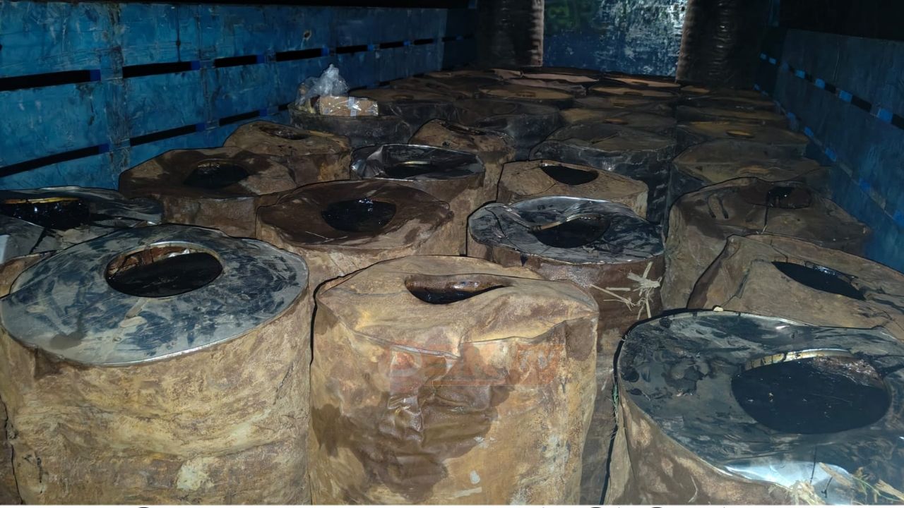 পিরোজপুরে ৫৮ ব্যারেল চো'রাই বি'টুমিন উদ্ধার