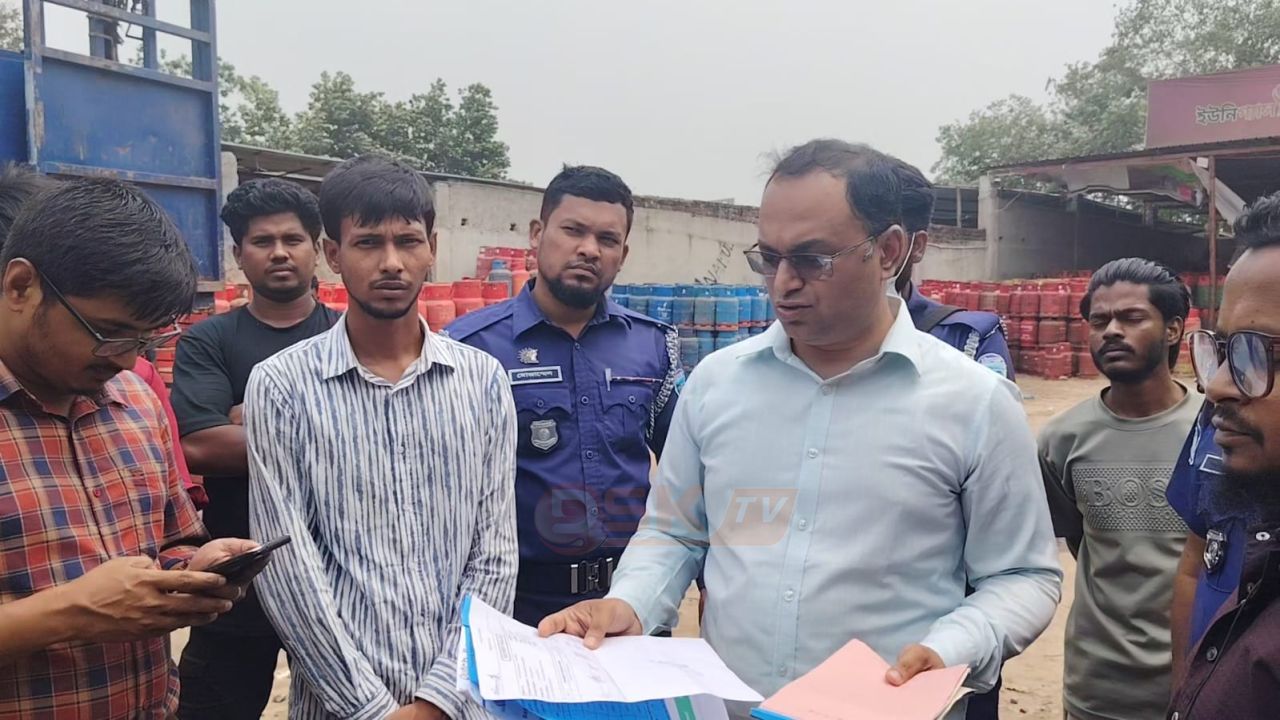 বাঞ্ছারামপুরে গ্যাস সিন্ডিকেটে অভিযান, ১৩ ডিলারকে জরিমানা