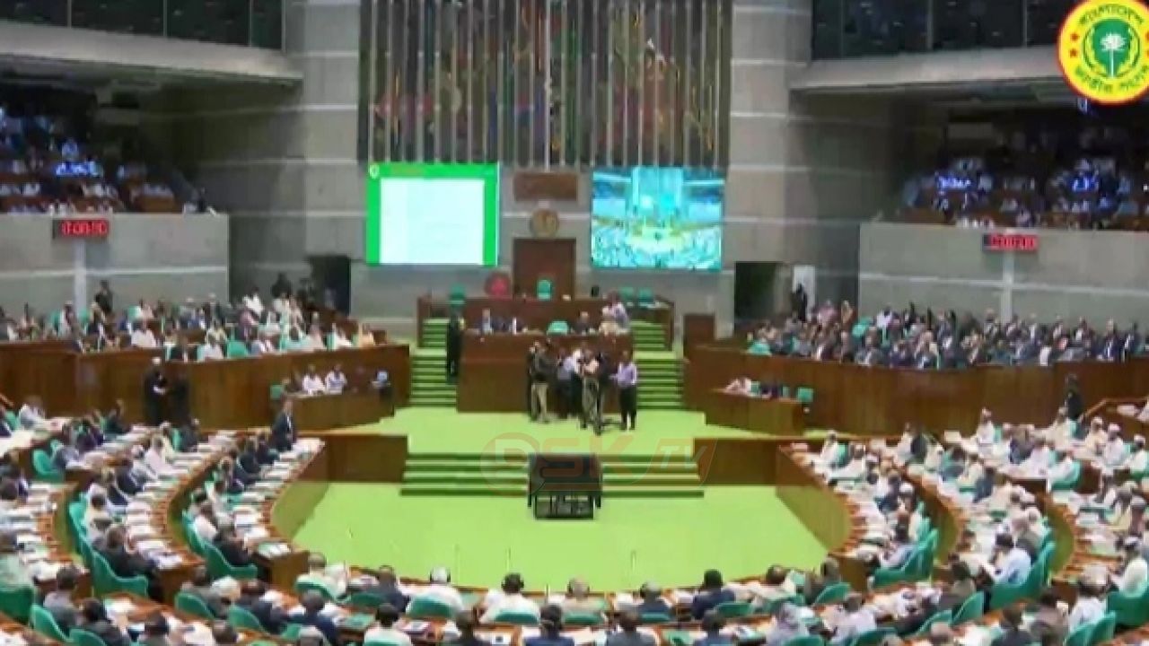 লন্ডনে গিয়ে ট্রফি দিয়ে নির্বাচনের তারিখ আনছেন ড. ইউনূস: সংসদে দাবি