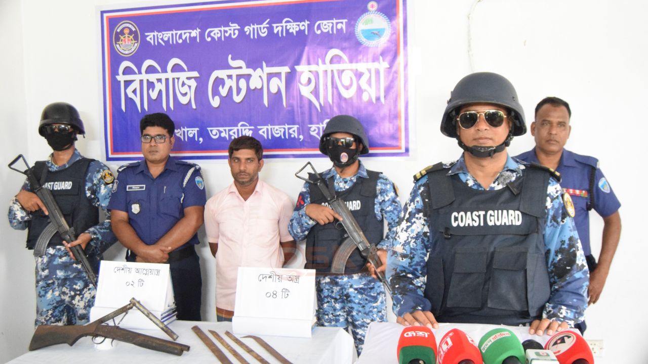 হাতিয়ায় যৌথ বাহিনীর অভিযানে আ'গ্নেয়া'স্ত্রসহ আ'টক ১ 