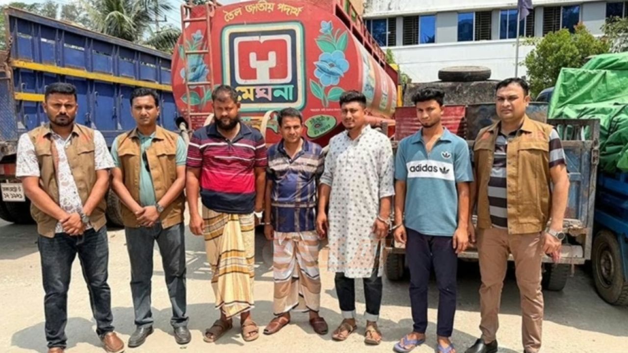 নোয়াখালীতে ১৪০০ লিটার ডিজেলসহ গ্রে'ফতার ৪