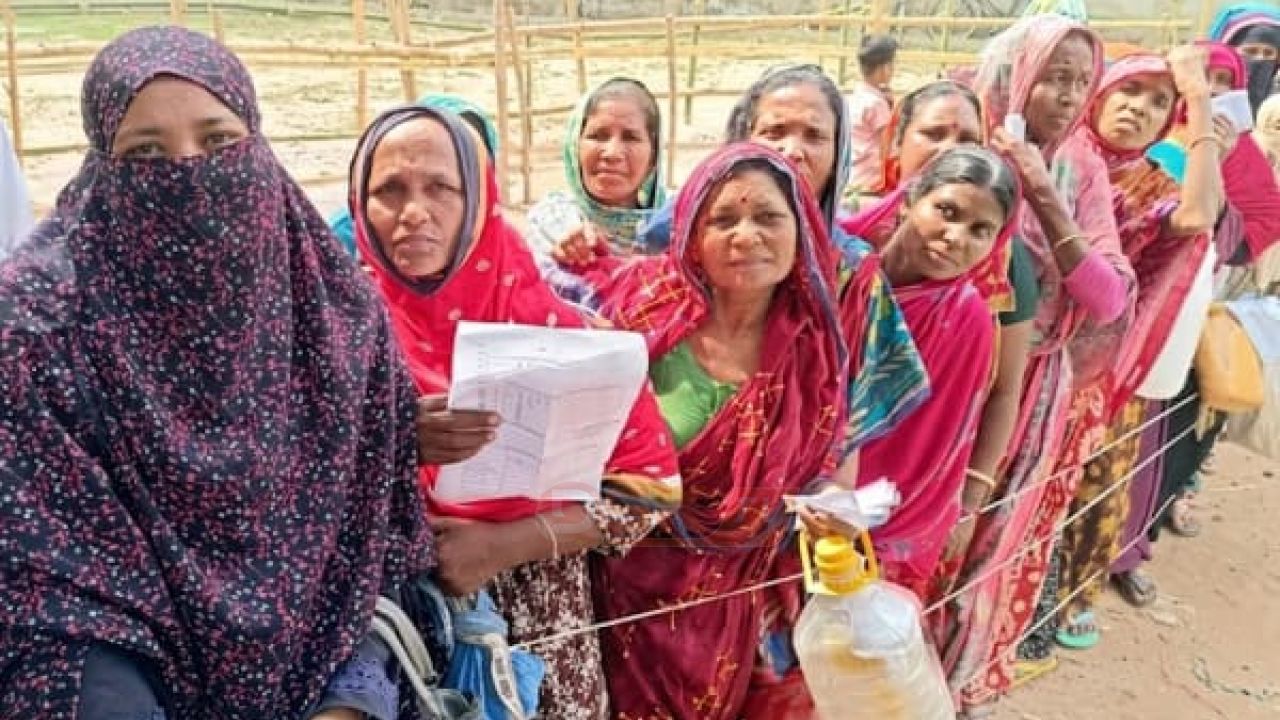 জমিতে সেচ দিতে চুয়াডাঙ্গায় জ্বালানি তেলের লাইনে দাঁড়িয়েছেন গৃহিনীরা