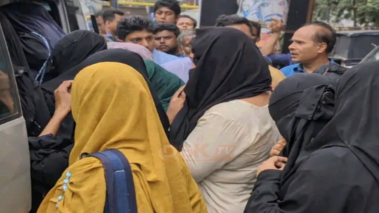 রংপুর শাপলা সিনেমা হলে অনৈতিক কাজের অভিযোগ ১৬ জন তরুণী এবং ১৯ জন তরুণসহ মোট ৩৫&039জনকে আ/ট/ক করেছে মেট্রো ডিবি পুলিশ