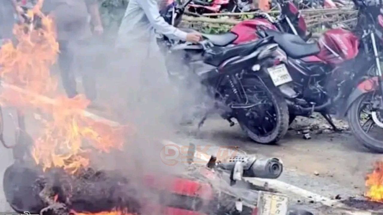 কুড়িগ্রামের রাজারহাটে একটি ফিলিং স্টেশনে তেল নেওয়ার সময় অসাবধানতাবশত সিগারেটের আগুন থেকে একটি মোটরসাইকেলে অগ্নিকাণ্ডের ঘটনা ঘটেছে।