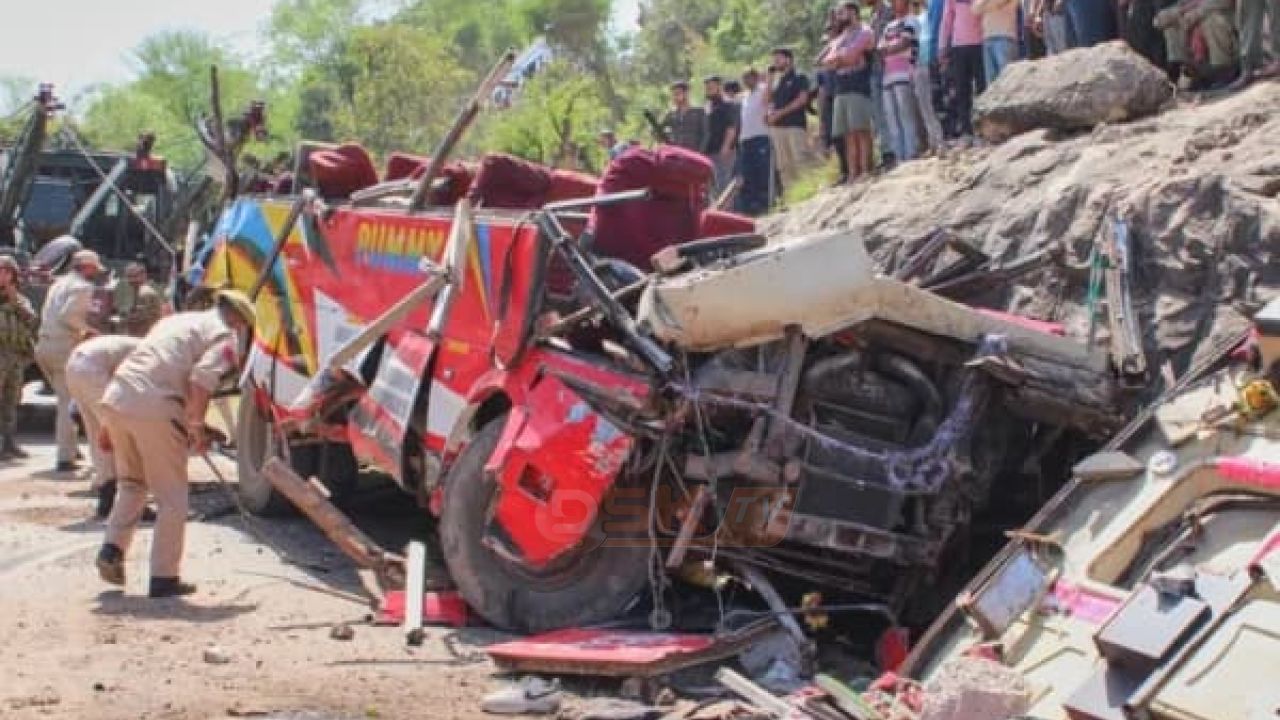  কাশ্মীরে যাত্রীবাহী বাস খাদে পড়ে নিহ'ত অন্তত ২১