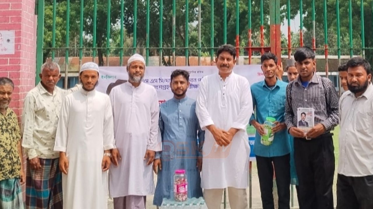 ভূরুঙ্গামারীতে এসএসসি পরীক্ষার্থীদের অভিভাবকদের মাঝে পানি চকলেট লিফলেট বিতরণ 