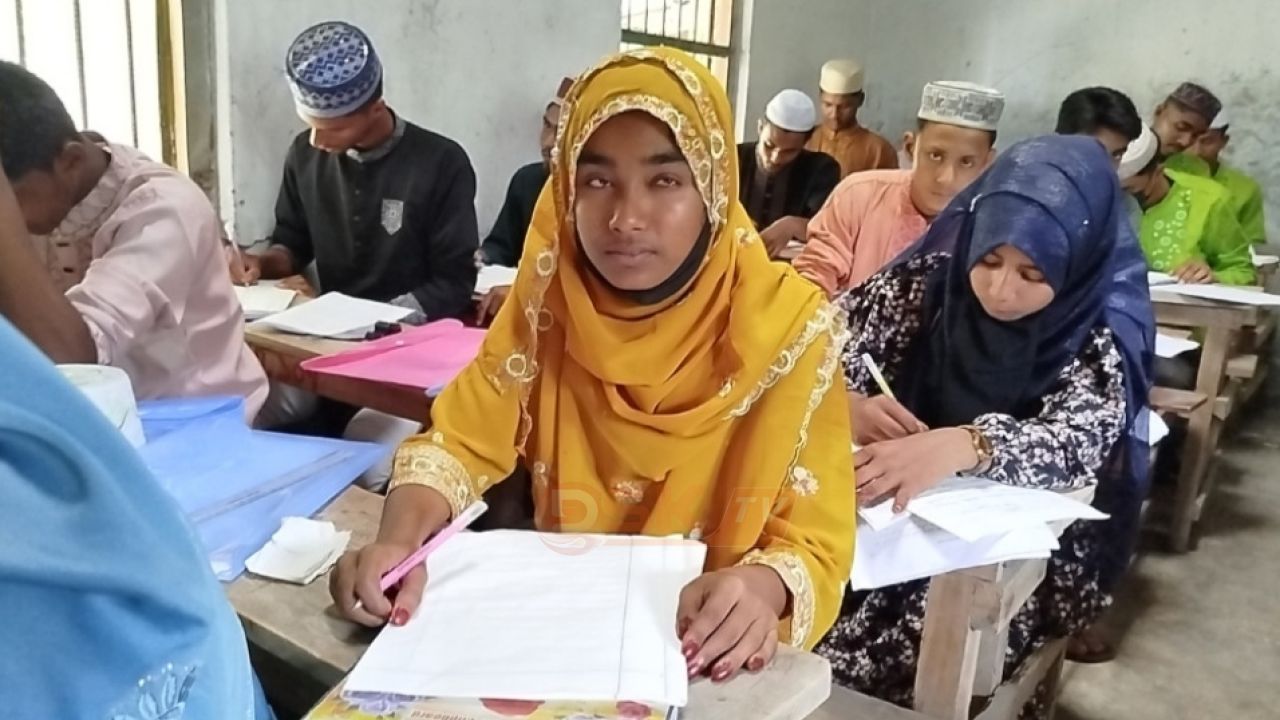 কুড়িগ্রামের ফুলবাড়ীতে দৃষ্টিপ্রতিবন্ধী হয়েও সাধারণ পরীক্ষার্থীর মতো পরীক্ষা, মেলেনি অতিরিক্ত সময়