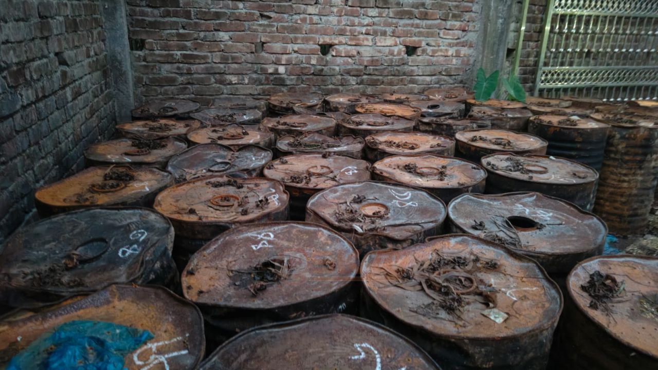 পিরোজপুরে আবারও আরও ৭৫ ব্যারেল চোরাই বিটুমিন উদ্ধার