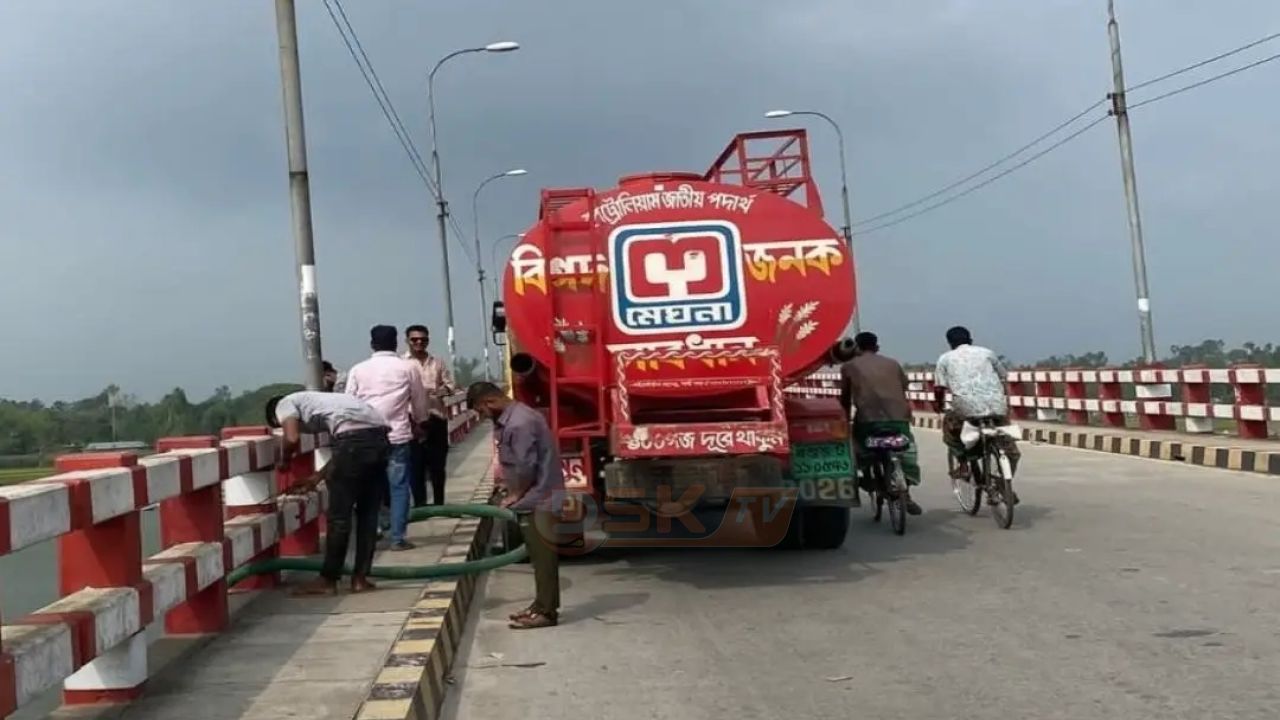 কুড়িগ্রামে ধরলা ব্রিজের ওপর লরি থামিয়ে তেল খালাস: জনমনে আ'তঙ্ক ও মিশ্র প্রতিক্রিয়া