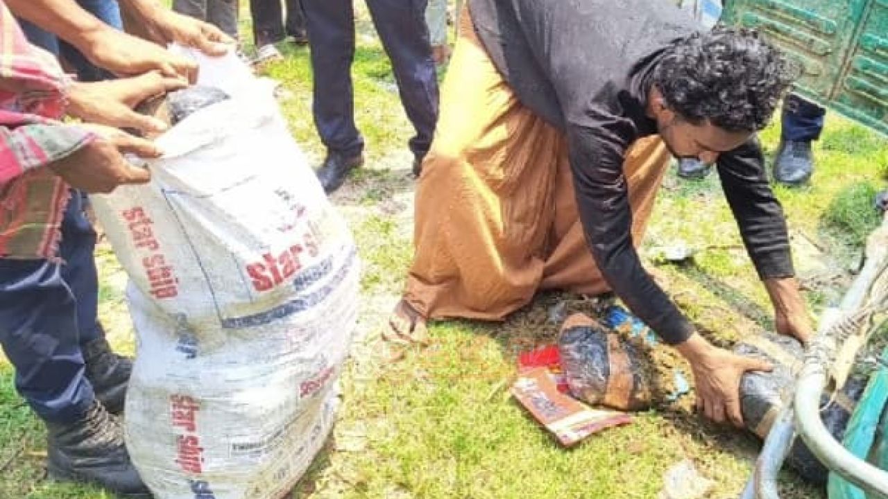 ভৈরবে চলন্ত অটোরিকশায় আগুন, নেভাতে গিয়ে পাওয়া গেল গাঁ'জার বস্তা