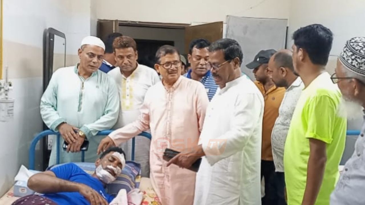 শিয়াল বাঁচাতে গিয়ে দুর্ঘ'টনার শিকার বিএনপি নেতা মনজু, হাসপাতালে নেতাদের ভিড়