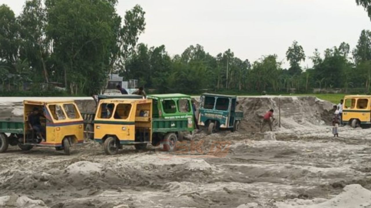 ভূরুঙ্গামারীতে ড্রেজার দিয়ে অ'বৈধ বালু উত্তোলন: হু'মকির মুখে ১২ কোটি টাকার তীর রক্ষা বাঁধ