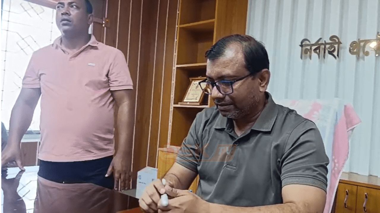 লোডশেডিং ও বিদ্যুৎ বিভাগের অনিয়ম দুর্নীতির অভিযোগে নোয়াখালীতে বিদ্যুৎ অফিস ঘেরাও