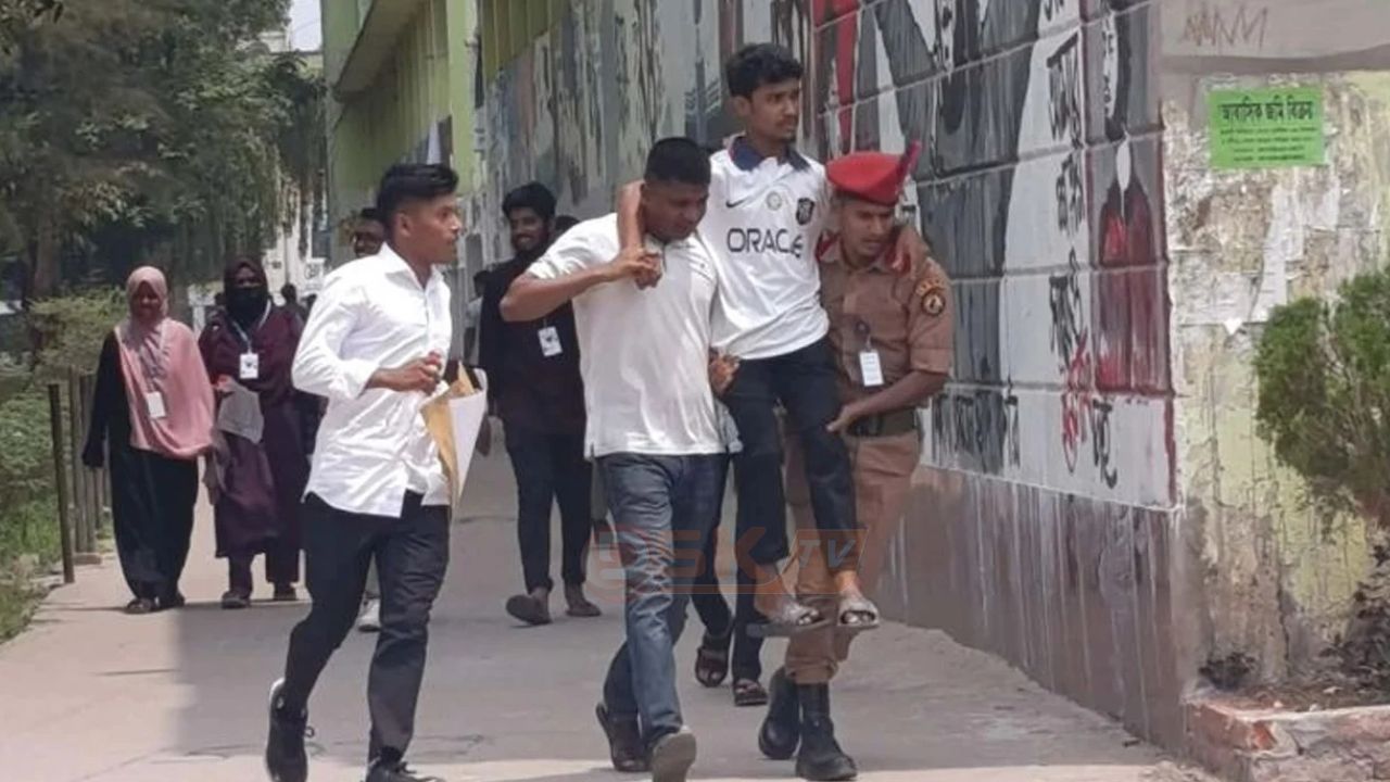 পরীক্ষার্থীকে কাঁধে তুলে কেন্দ্রে পৌঁছে দিলেন ছাত্রদল নেতা