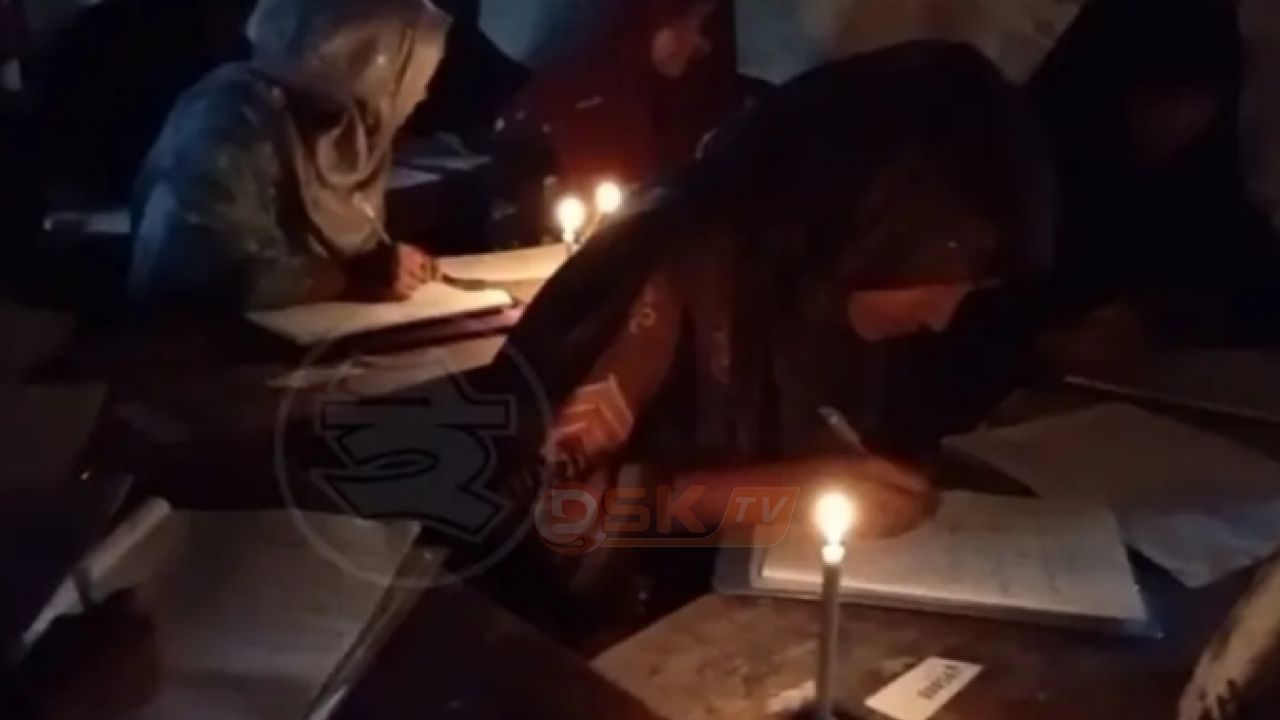 রংপুরে মোমবাতি জ্বালিয়ে এসএসসি পরীক্ষা, কেন্দ্রসচিবকে দায়ী করলেন ইউএনও