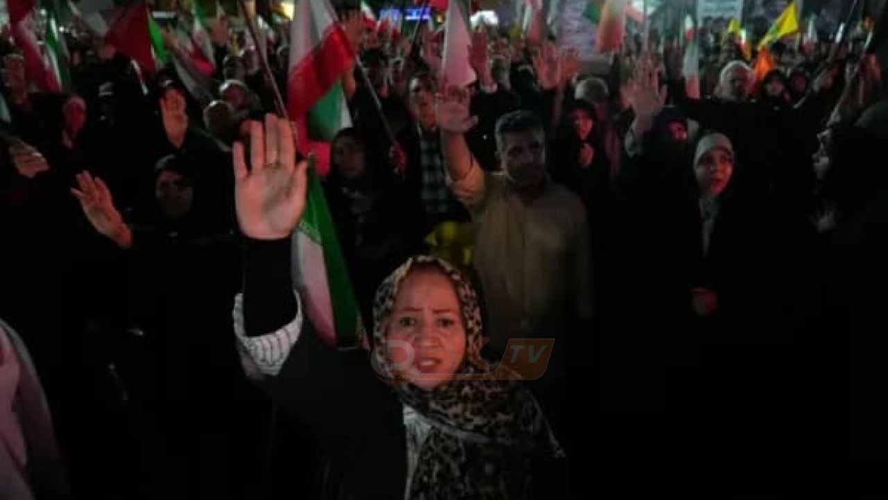   তেহরানে বিশাল সমাবেশ: সরকারের প্রতি সমর্থন জানাল হাজারো ইরানি