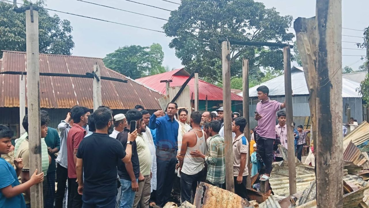 নোয়াখালী জেলার চৌমুহনীতে অ'গ্নিকাণ্ড: ক্ষতিগ্রস্তদের পাশে প্রশাসন
