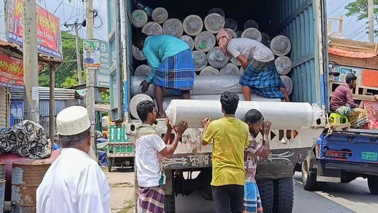 ৬০ লাখ টাকার চো'রাই কাপড়সহ স্বেচ্ছাসেবক দলের সাবেক নেতা গ্রে'প্তার