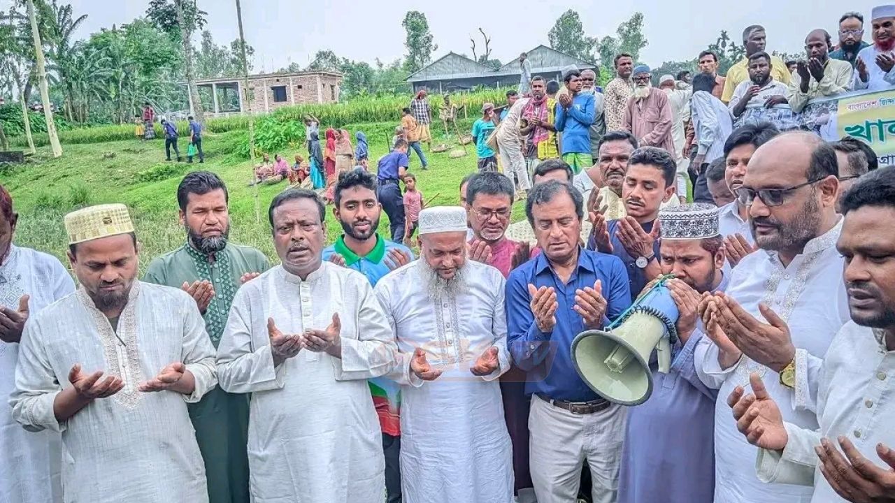 ভূরুঙ্গামারীতে ২৫ কুড়িগ্রাম-১  সংসদ সদস্য  খাল খনন উদ্বোধন: শরিকদের বর্জন ও জামায়াত তোষণ নিয়ে রাজনৈতিক মহলে তীব্র ক্ষো'ভ