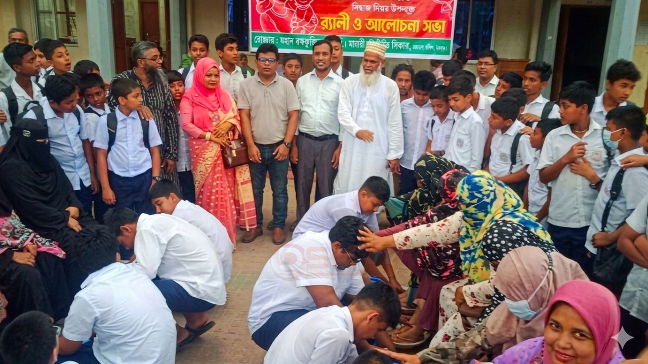 মতলব সরকারি পাইলট উচ্চ বিদ্যালয়ে মায়ের পা ধুয়ে বিশ্ব মা দিবস পালন করল শিক্ষার্থীরা