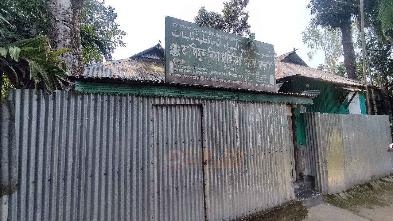 মরিচা ধরা টিনের বেড়া আর এতিম শিশুর চাপা আর্তনাদ: ভূরুঙ্গামারীর ১১০টি স্বপ্নের কি কোনো কূল নেই?