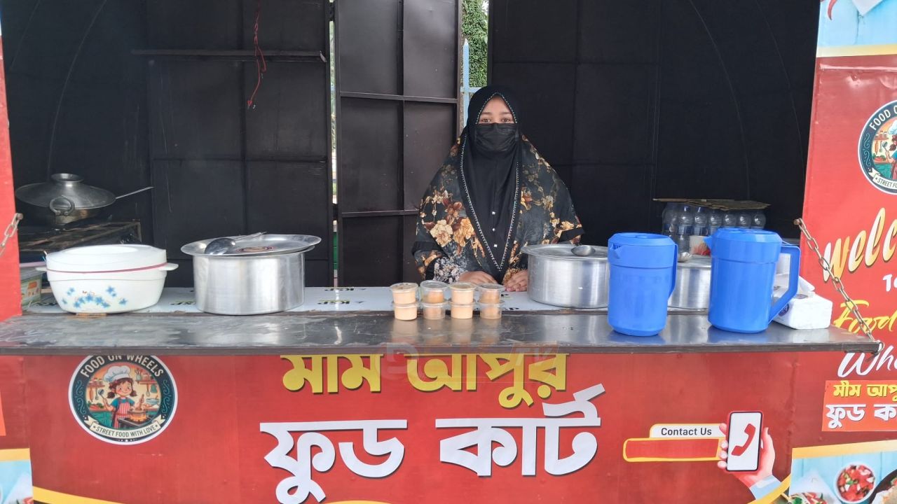 হাতে খুন্তি, চোখে স্বপ্ন: নাগেশ্বরী উপজেলা গেটে সাড়া ফেলেছে ‘মিম আপুর ফুড কার্ট’