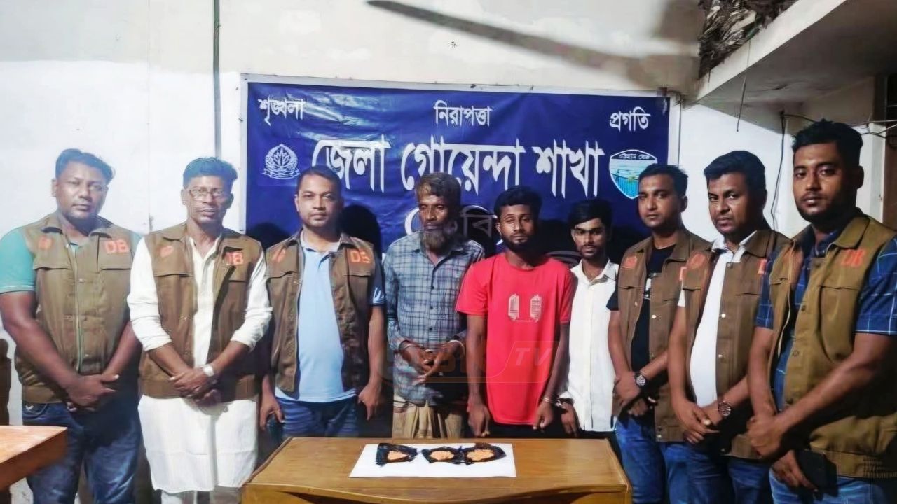 নোয়াখালীতে ডিবি পুলিশের অভিযানে ৫০০ পিস ইয়াবাসহ আটক ৩