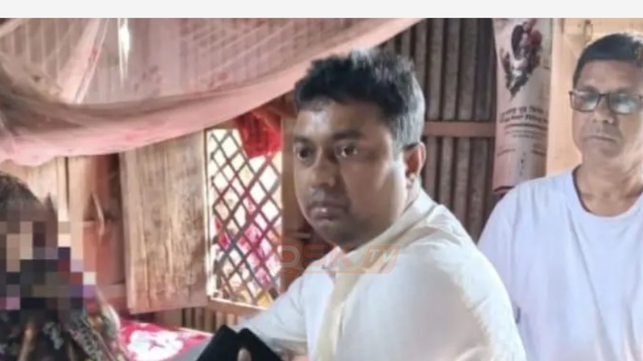 যাত্রীদের প্রাণ রক্ষায় নিজের জীবন উৎসর্গকারী বীর দুলালের বাড়িতে ইউএনও, আর্থিক সহায়তা প্রদান 