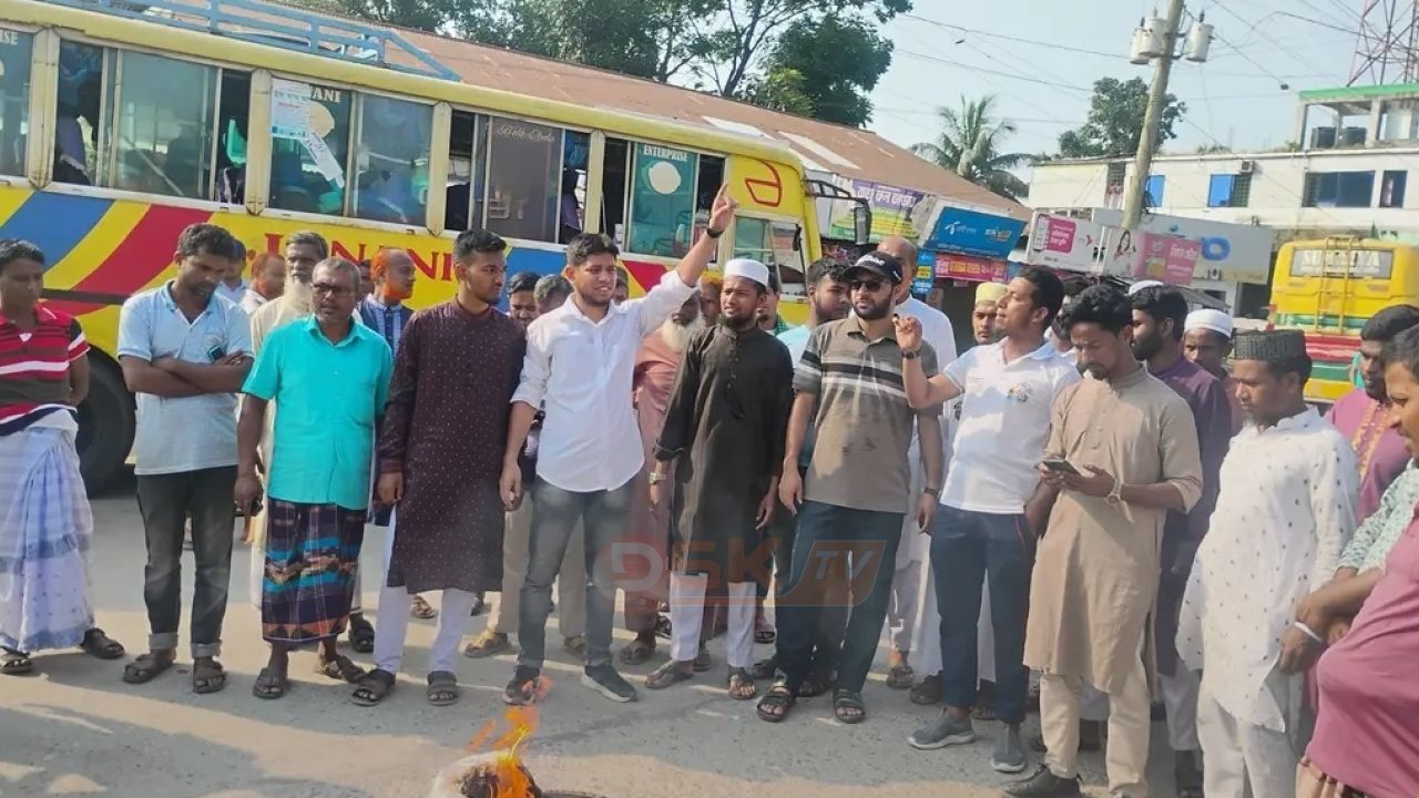 ভূরুঙ্গামারী-রংপুর মেইল বাস বন্ধের প্রতিবাদে সড়ক অবরোধ, চরম ভোগান্তিতে যাত্রীরা