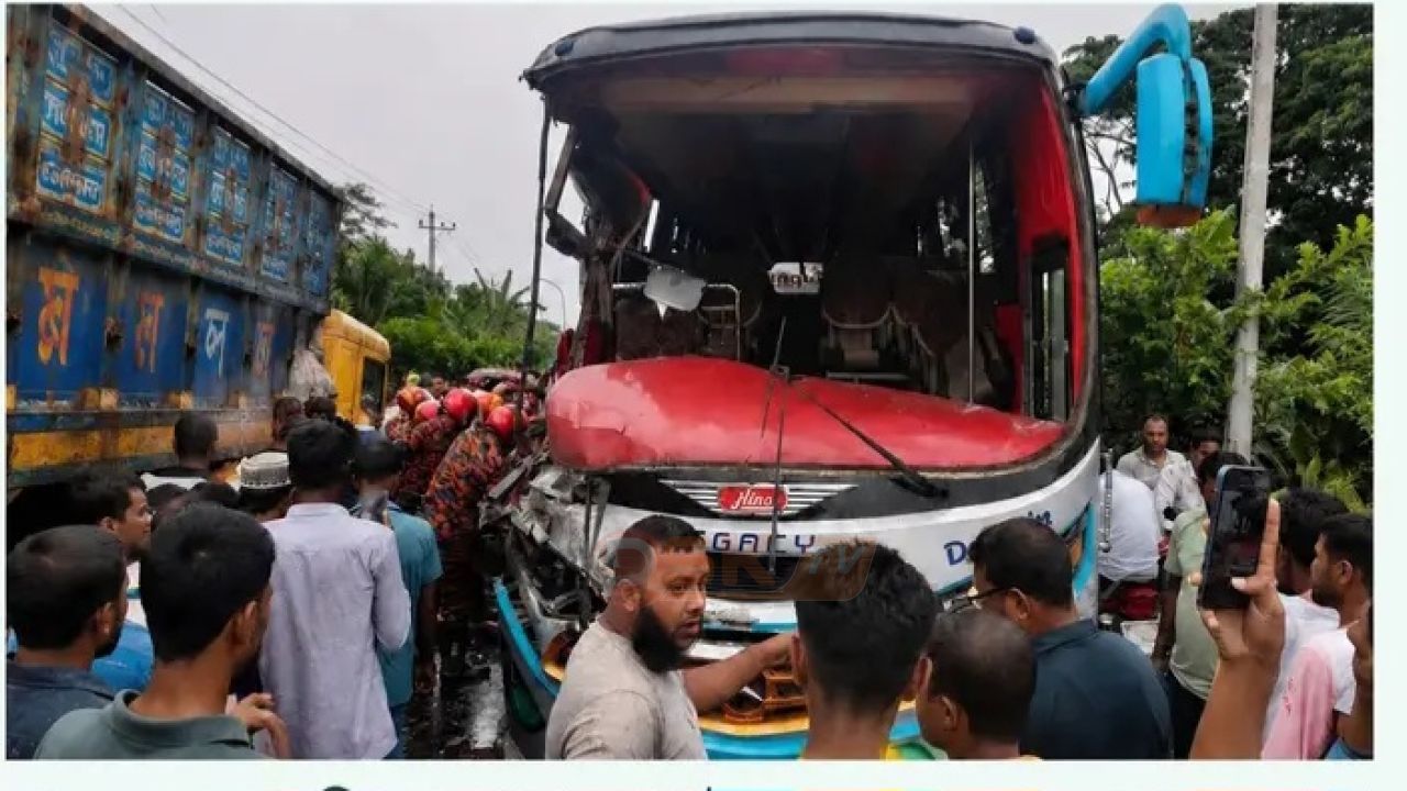 বাস ও ট্রাক মুখোমুখি সংঘর্ষ 