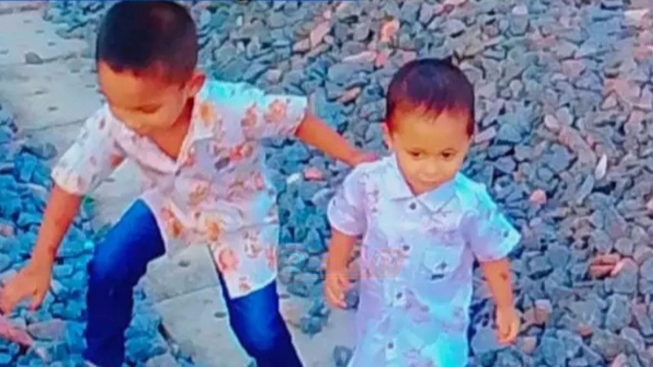 নড়াইলে  দু'ধ  পান করানোর সময় ঘুমিয়ে  প'ড়ে'ন  মা, জেগে শোনেন দুই ছেলে মৃ'ত্যু 